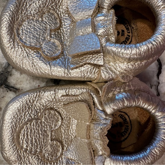 Freshly Picked Platinum Mickey Mouse Bow Baby Shoe in size 3, like new condition - Picture 10 of 16